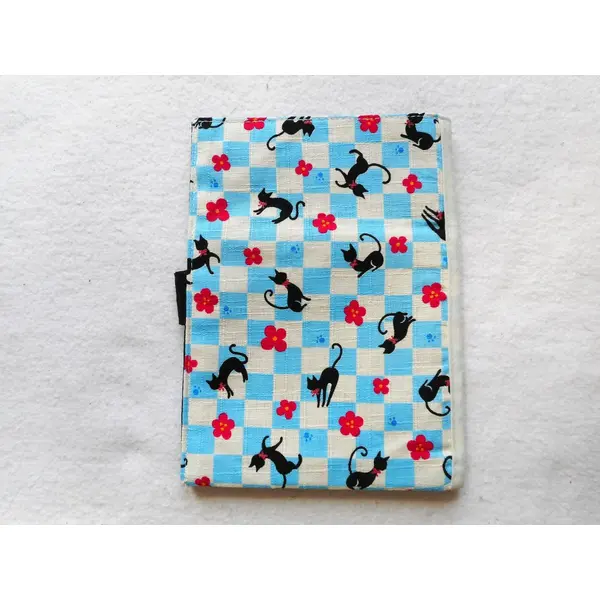 Protège carnet de santé pour chats, etui passeport, nom brodé, chats noirs carreaux bleus et ecrus