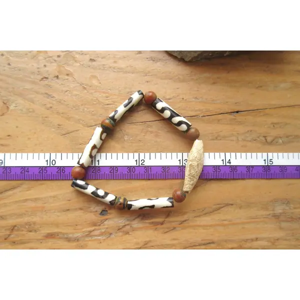 Un bracelet de type africain avec perles batik et anciennes perles en jaspe .. !!!!! : "faire rire ton coeur"