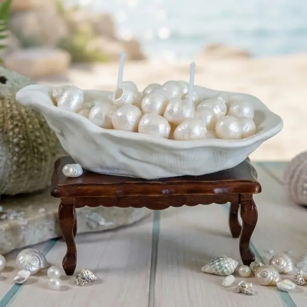 Bougie artisanale coquillage & perles nacrées - une évasion marine unique.