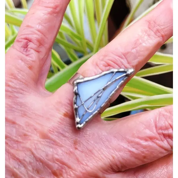 Un prix sympathique pour cette bague ajustable vitrail verre et étain ( 56 à 59) ... !!!!