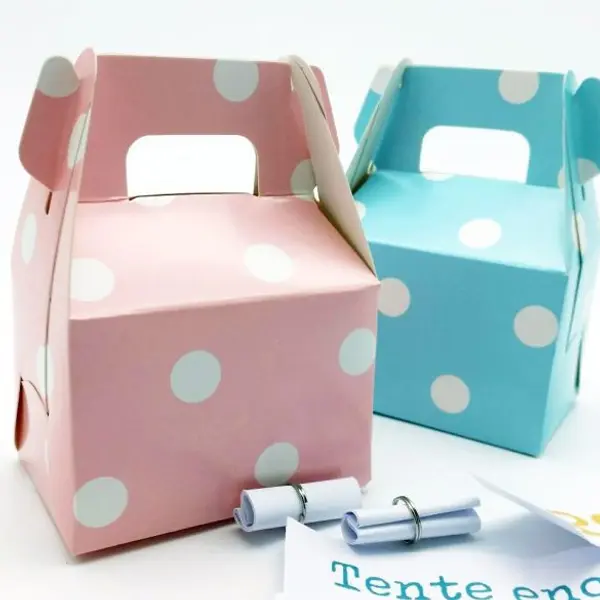 Boîte surprise avec rouleaux à dérouler pour une annonce originale