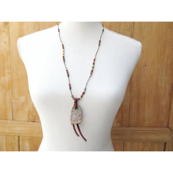 Secret poétique: un collier pour un sourire dans les yeux avec cette superbe céramique primitive