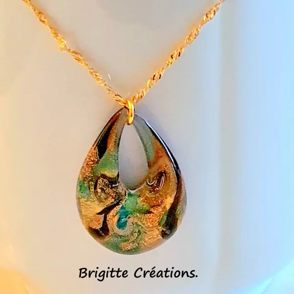 Pendentif composé d'une perle goutte en verre de murano authentique
