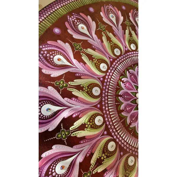 Tableau mandala en bois 40 cm – rose, prune & vert tendre avec strass – pièce unique