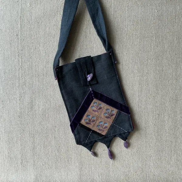 Petit sac pochette bandoulière en lin noir et velours violet.
