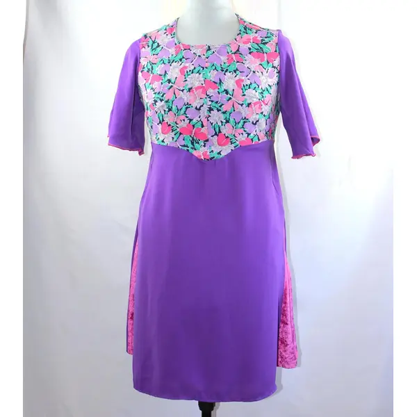 Robe trapèze artisanale violette avec empiècement fleuri