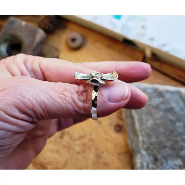 Côté vintage : une bague artisanale en argent massif 925 avec des fleurs stylisées de muguet épanoui ...