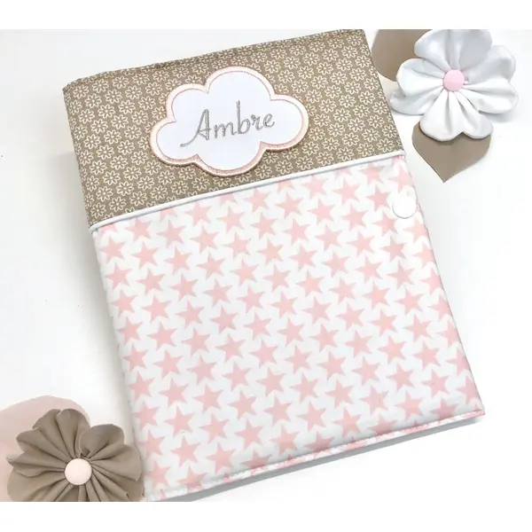 Protège carnet de santé personnalisé avec prénom brodé, motif étoile rose et beige