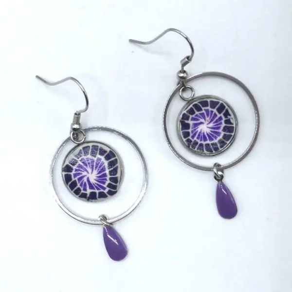 Boucles d'oreilles créoles fleur mauve violet blanc en pâte polymère