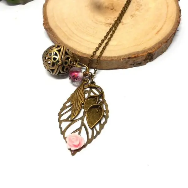 Collier sautoir bronze à parfumer composé d'une grande feuille, fleur rose par breloques et cie