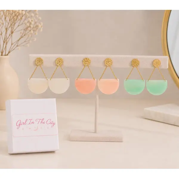 Boucles d'oreilles dorées martelées à chaînes pendantes et résine - boucles d'oreilles pendantes tendance femme - idée cadeau