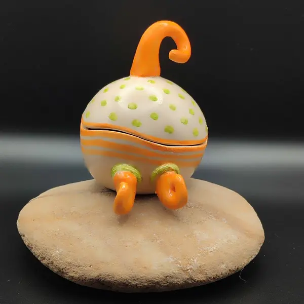 Boite boule "petit lutin" orange et vert.