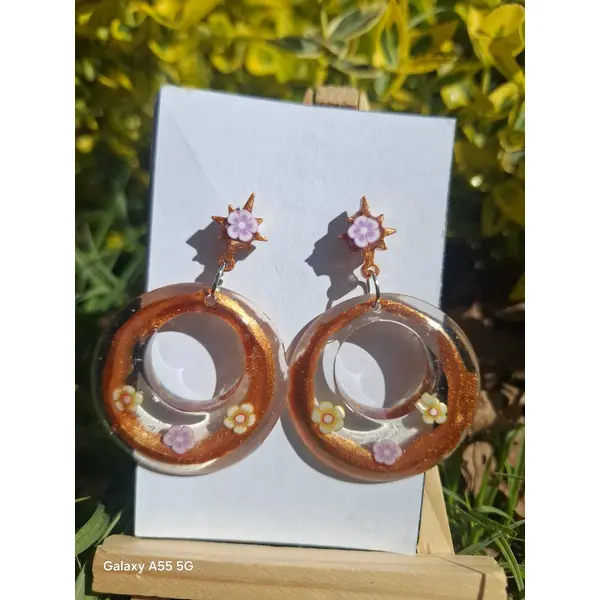 Soleil fleuri – boucles d’oreilles dorées aux accents printaniers