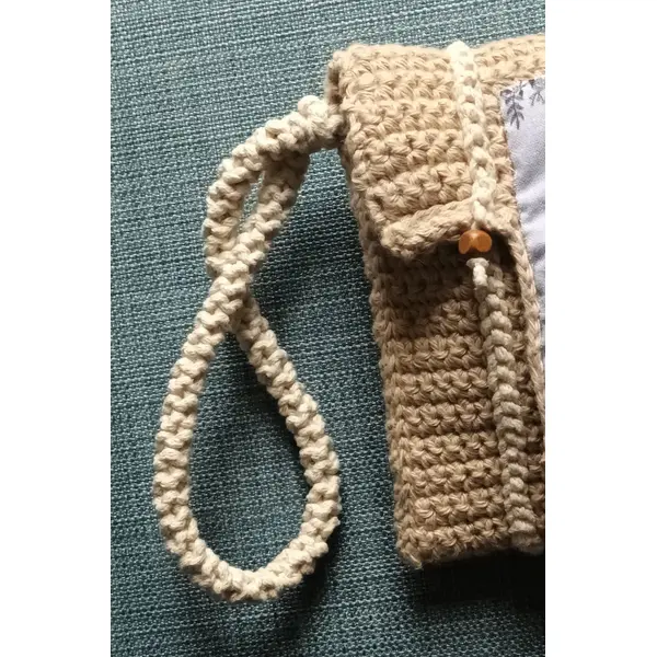 Pochette à main "hibou" porte bonheur. coton naturel et coton recyclé. crocheté et cousu main.