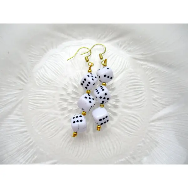 Ensemble de boucles d'oreilles pendant à perles en forme de dés. oreilles percées. personnalisable clips