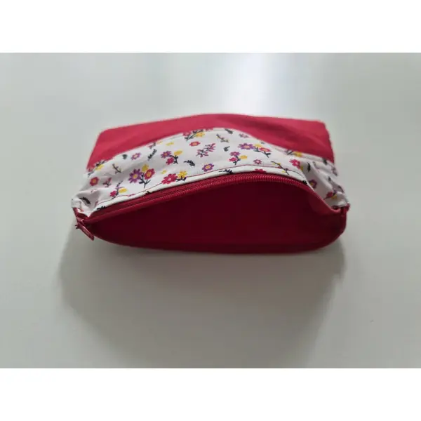 Pochette motif floral et rouge