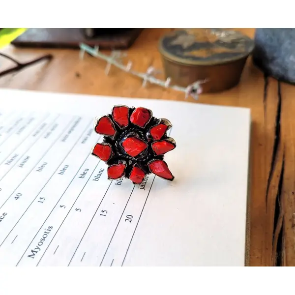 Côté vintage : une bague "fleur" taille 59 -60 en argent massif 925 avec 12 pierres de citrine et un cabochon opale de feu... !!!!
