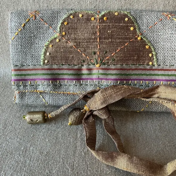 Petite trousse en lin brut et soie or et broderies.