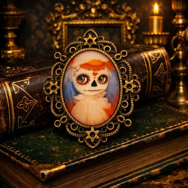 Broche talisman memento mori - portrait gothique inspiré des cabinets de curiosités.