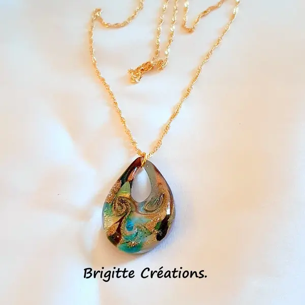 Pendentif composé d'une perle goutte en verre de murano authentique