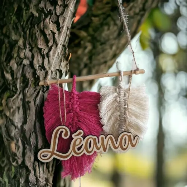 Décoration murale personnalisée avec prénom bois et feuilles macramé