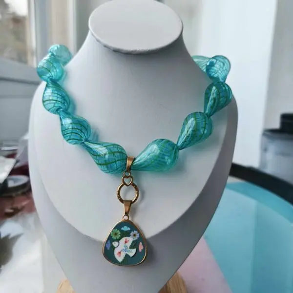 Collier ras-de-cou artisanal perles verre turquoise – pendentif colombe et fleur
