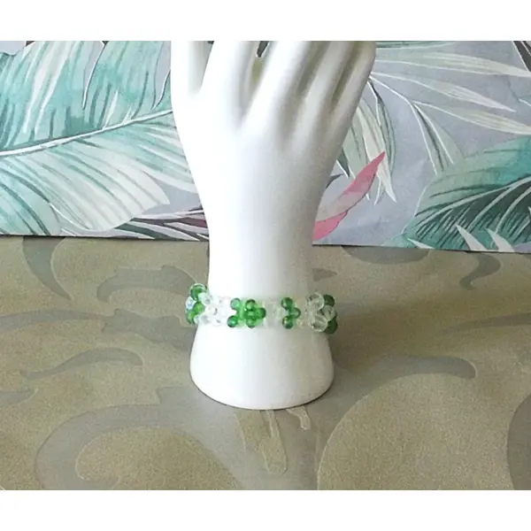 Bracelet avec de magnifique perles à facettes en verre