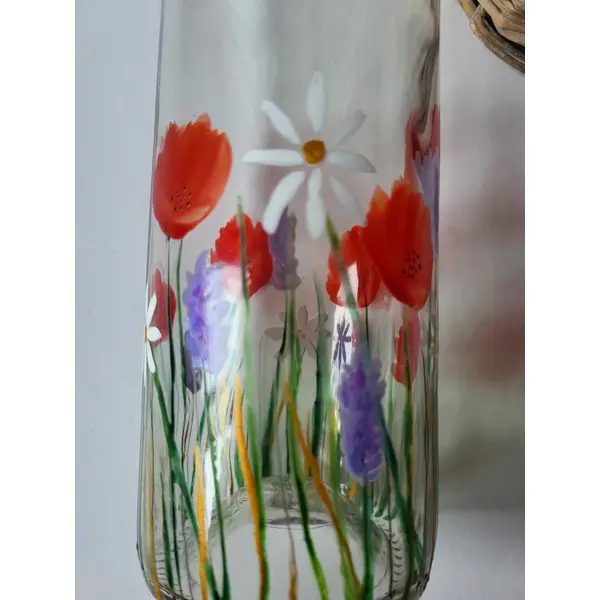 Bouteille en verre peinte d’un motif de coquelicots seconde vie des objets