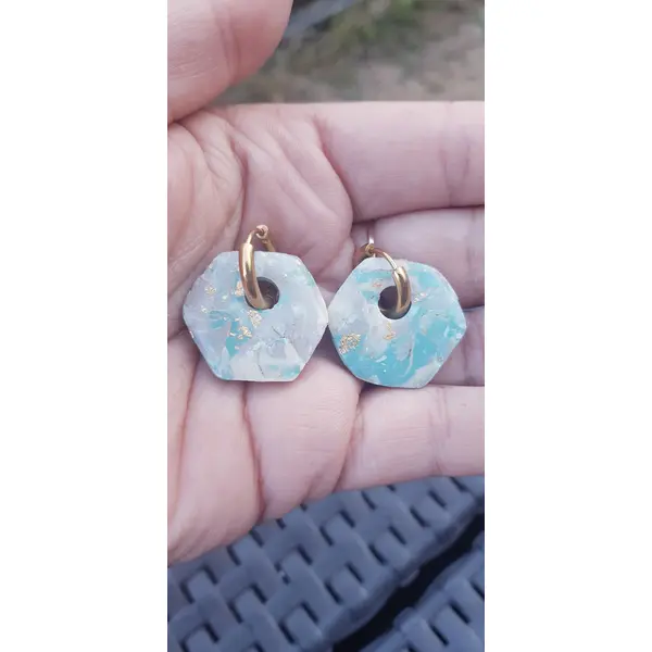Boucles d'oreilles créoles hexagone en argile polymère marbré vert d'eau taupe beige et anneaux or en acier inoxydable ( 16mm )