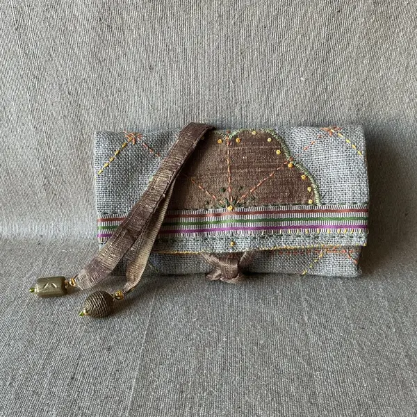 Petite trousse en lin brut et soie or et broderies.