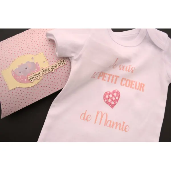 Body bébé personnalisé "je suis le petit cœur de mamie" + boîte cadeau faite main – cadeau naissance original