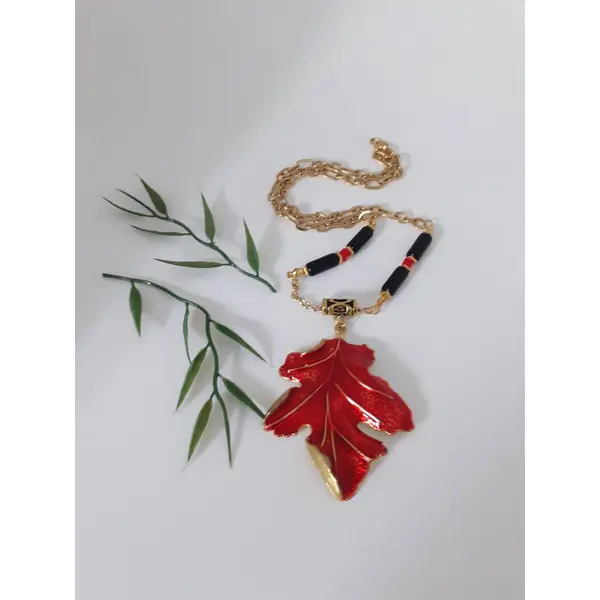 Collier sautoir d'automne, pendentif feuille de chêne rouge, chaine fantaisie. bijou à offrir, pour elle.