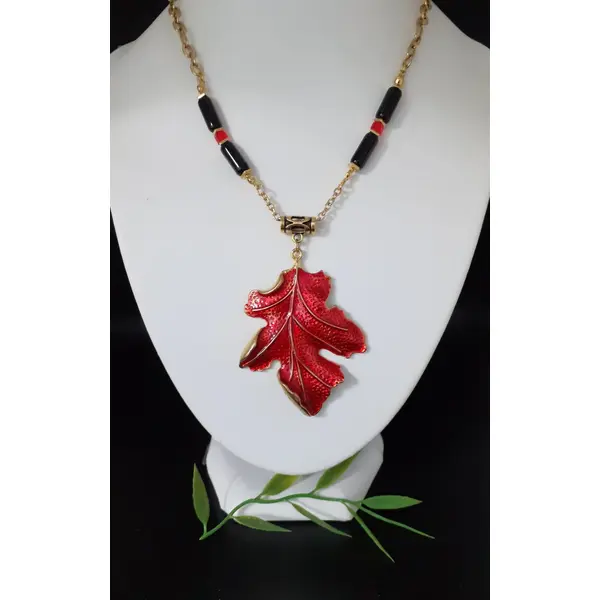 Collier sautoir d'automne, pendentif feuille de chêne rouge, chaine fantaisie. bijou à offrir, pour elle.