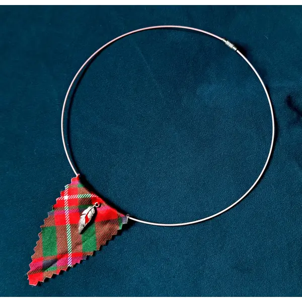 Collier triangle tissue vert, rouge, blanc, tour de cou semi-rigide rose très pale, plume en métal argenté, fermoir à vise métal