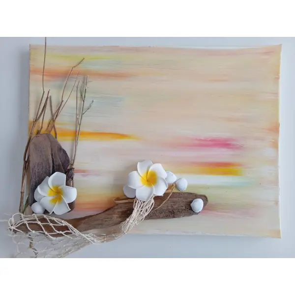 Tableau abstrait peint avec décor tropical (bois flotté/fleur frangipane,coquillage,filet de pêche)