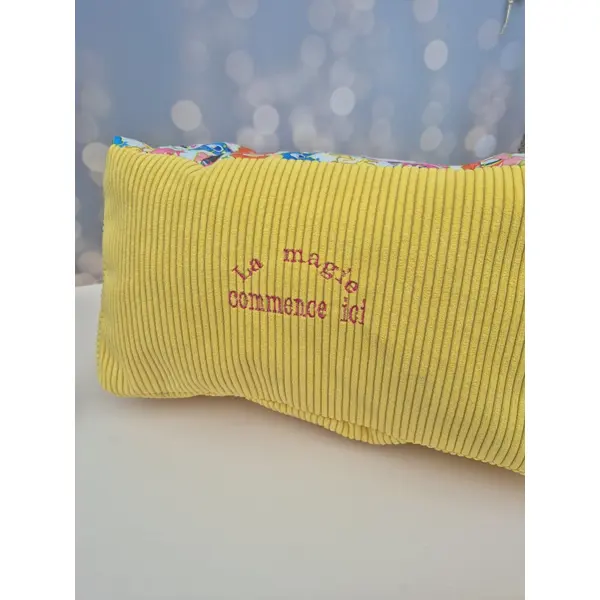Coussin de lecture personnalisé brodé – support livre mains libres – coussin repose livre - liseuse - poche – cadeau lecteur