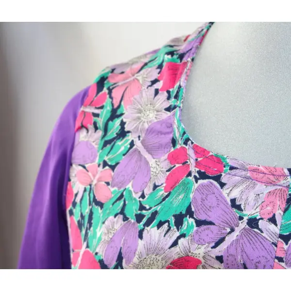 Robe trapèze artisanale violette avec empiècement fleuri