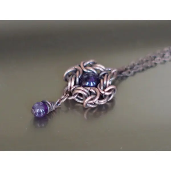 Petit pendentif maille en cuivre oxydé et améthyste