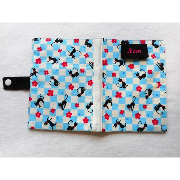 Protège carnet de santé pour chats, etui passeport, nom brodé, chats noirs carreaux bleus et ecrus