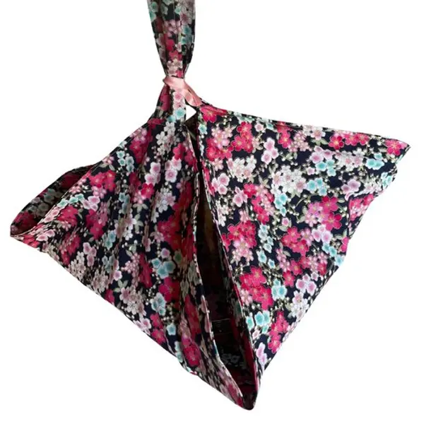Sac à tarte marine et fleurs de cerisier bleues et roses