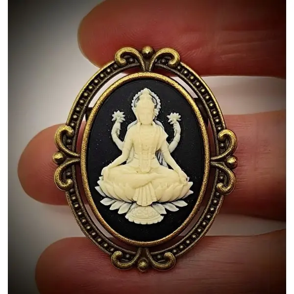 Broche divinité lakshmi - camée artisanal peint à la main - cadeau femme spirituel inde.