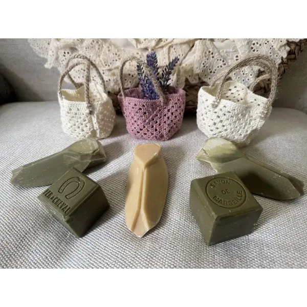 * panier miniature garni d’un savon de marseille et d’un sachet de lavande * coton rose