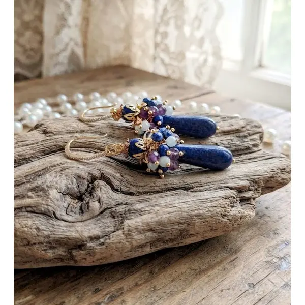 Boucles d'oreilles cascade azur créées avec pierres de gemme, entretoises et crochets d’oreilles en plaqué or 24 carats