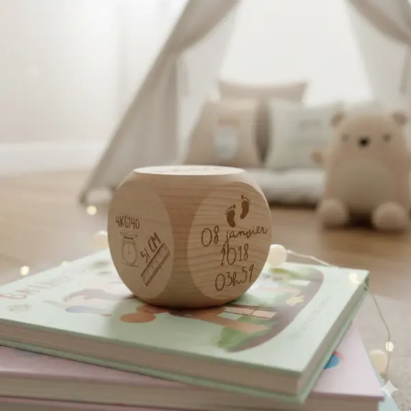 Gros cube / dé de naissance personnalisé en bois