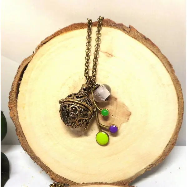 A parfumer!!! collier sautoir a parfumer fleur émaillée, perle filée mauve par breloques et cie