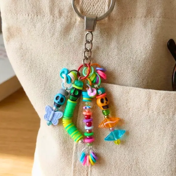 Porte cles halloween multicolore tête de morts bijou de sac décalé festif unique