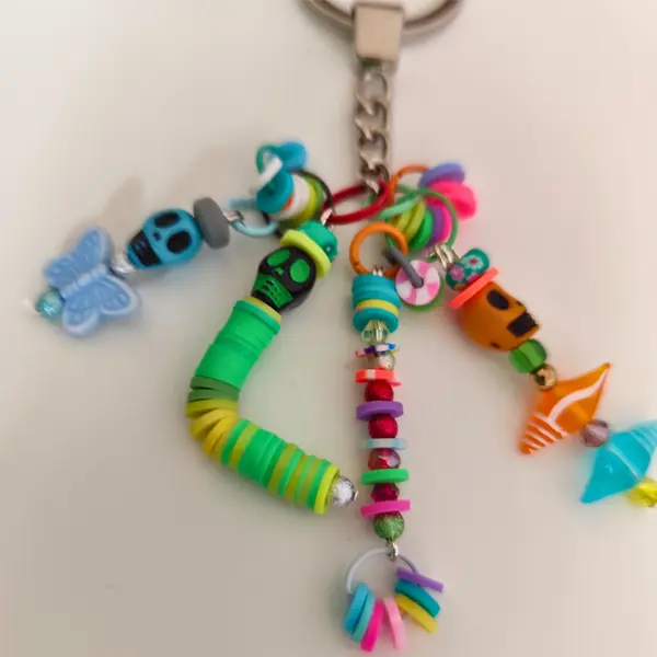 Porte cles halloween multicolore tête de morts bijou de sac décalé festif unique