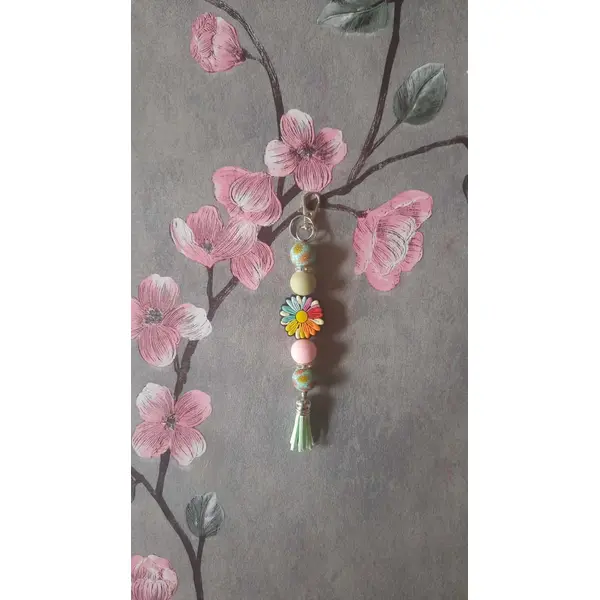 Porte clé fait main en perles avec marguerite multicolore