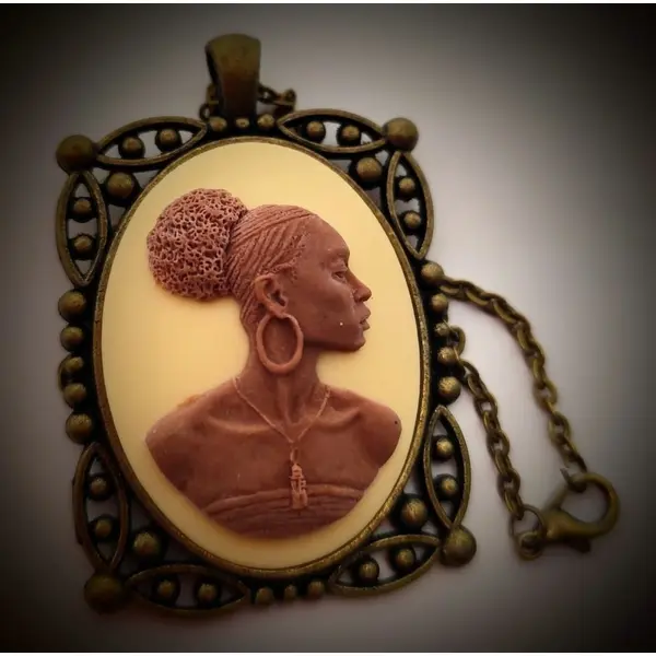 Pendentif camée afro moderne - bijou femme noire élégante - style baroque vintage
