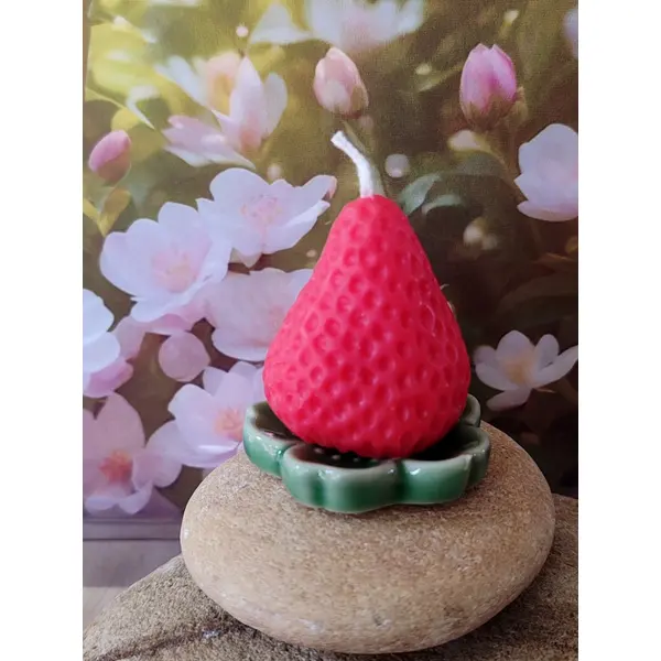Bougie parfumée en forme de fraise.